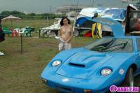 порно фотосессия Красивая целочка рядом с красивым авто фото-15.йпг