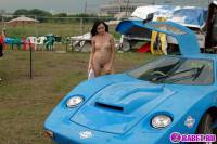 порно фотосессия Красивая целочка рядом с красивым авто фото-18.йпг