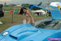 порно фотосессия Красивая целочка рядом с красивым авто фото-20.йпг