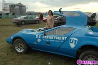 порно фотосессия Красивая целочка рядом с красивым авто фото-29.йпг