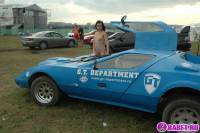 порно фотосессия Красивая целочка рядом с красивым авто фото-30.йпг