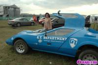 порно фотосессия Красивая целочка рядом с красивым авто фото-31.йпг