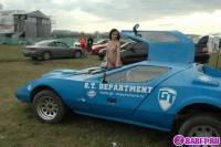 порно фотосессия Красивая целочка рядом с красивым авто фото-32.йпг