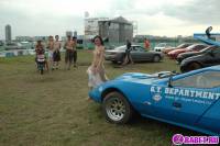 порно фотосессия Красивая целочка рядом с красивым авто фото-37.йпг