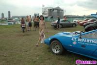 порно фотосессия Красивая целочка рядом с красивым авто фото-38.йпг