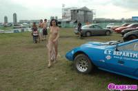 порно фотосессия Красивая целочка рядом с красивым авто фото-39.йпг