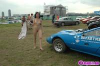порно фотосессия Красивая целочка рядом с красивым авто фото-40.йпг