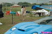 порно фотосессия Красивая целочка рядом с красивым авто фото-4.йпг