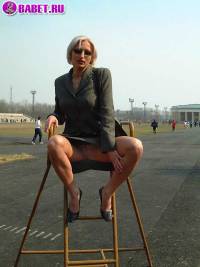 порно фотосессия Московская шалава шарится по стадиону фото-11.йпг