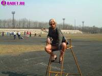 порно фотосессия Московская шалава шарится по стадиону фото-15.йпг
