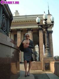 порно фотосессия Московская шалава шарится по стадиону фото-32.йпг