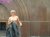 порно фотосессия Московская шалава шарится по стадиону фото-36.йпг