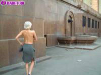 порно фотосессия Московская шалава шарится по стадиону фото-38.йпг