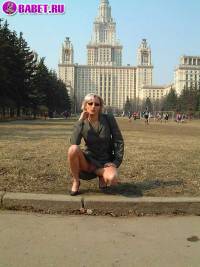 порно фотосессия Московская шалава шарится по стадиону фото-3.йпг