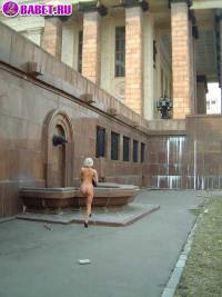 порно фотосессия Московская шалава шарится по стадиону фото-43.йпг