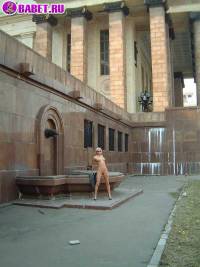 порно фотосессия Московская шалава шарится по стадиону фото-44.йпг