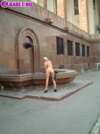 порно фотосессия Московская шалава шарится по стадиону фото-45.йпг