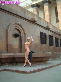 порно фотосессия Московская шалава шарится по стадиону фото-47.йпг