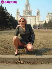 порно фотосессия Московская шалава шарится по стадиону фото-4.йпг