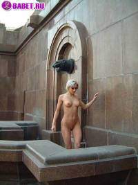 порно фотосессия Московская шалава шарится по стадиону фото-54.йпг