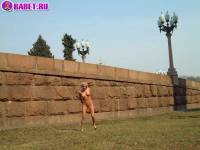 порно фотосессия Московская шалава шарится по стадиону фото-65.йпг