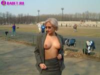 порно фотосессия Московская шалава шарится по стадиону фото-9.йпг