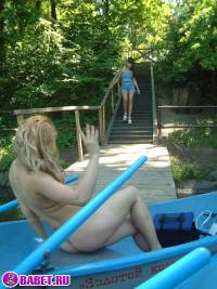 порно фотосессия Две голые писюхи в одной лодке фото-13.йпг