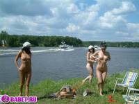 порно фотосессия Три подруги разделись до гола на речке фото-106.йпг