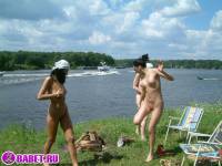 порно фотосессия Три подруги разделись до гола на речке фото-107.йпг