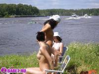 порно фотосессия Три подруги разделись до гола на речке фото-114.йпг