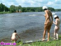 порно фотосессия Три подруги разделись до гола на речке фото-124.йпг