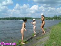 порно фотосессия Три подруги разделись до гола на речке фото-128.йпг