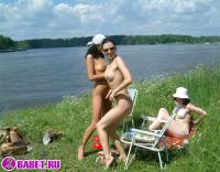 порно фотосессия Три подруги разделись до гола на речке фото-16.йпг