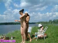 порно фотосессия Три подруги разделись до гола на речке фото-27.йпг