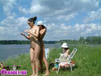 порно фотосессия Три подруги разделись до гола на речке фото-28.йпг