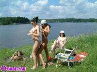 порно фотосессия Три подруги разделись до гола на речке фото-35.йпг
