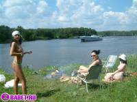 порно фотосессия Три подруги разделись до гола на речке фото-4.йпг