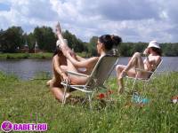 порно фотосессия Три подруги разделись до гола на речке фото-72.йпг
