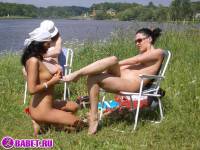 порно фотосессия Три подруги разделись до гола на речке фото-76.йпг