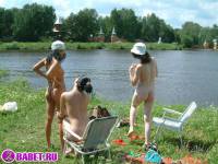 порно фотосессия Три подруги разделись до гола на речке фото-87.йпг