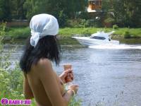 порно фотосессия Три подруги разделись до гола на речке фото-8.йпг