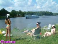 порно фотосессия Три подруги разделись до гола на речке фото-9.йпг