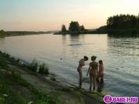 порно фотосессия Четыре голых девушки на отдыхе фото-537.йпг