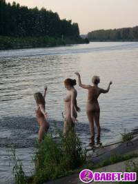 порно фотосессия Четыре голых девушки на отдыхе фото-547.йпг