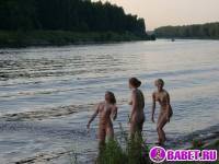 порно фотосессия Четыре голых девушки на отдыхе фото-550.йпг