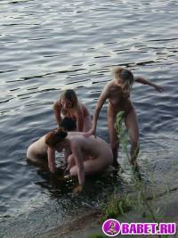 порно фотосессия Четыре голых девушки на отдыхе фото-574.йпг