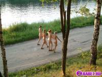 порно фотосессия Четыре голых девушки на отдыхе фото-659.йпг