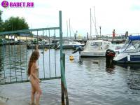 порно фотосессия 18 летняя целка пошла голая к воде фото-14.йпг