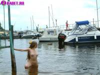 порно фотосессия 18 летняя целка пошла голая к воде фото-20.йпг