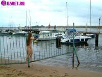 порно фотосессия 18 летняя целка пошла голая к воде фото-8.йпг